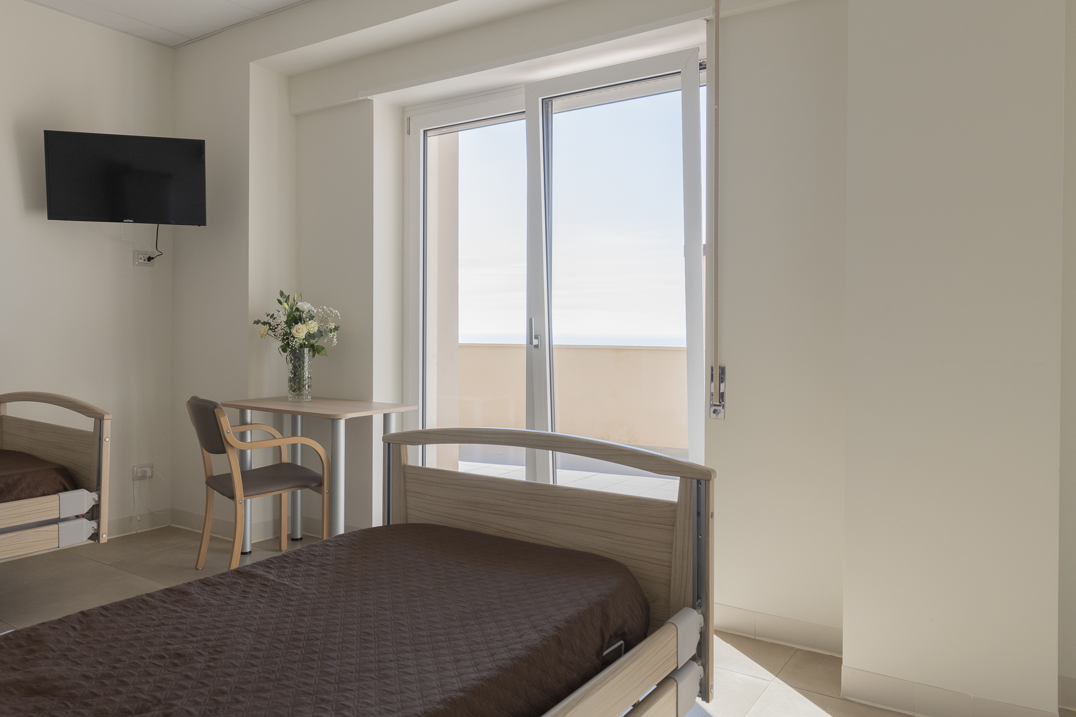 Letto con vista Letto e finestra di una stanza di Residenza GIulia